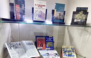 La Biblioteca conmemora el Día de la Lealtad en su vitrina